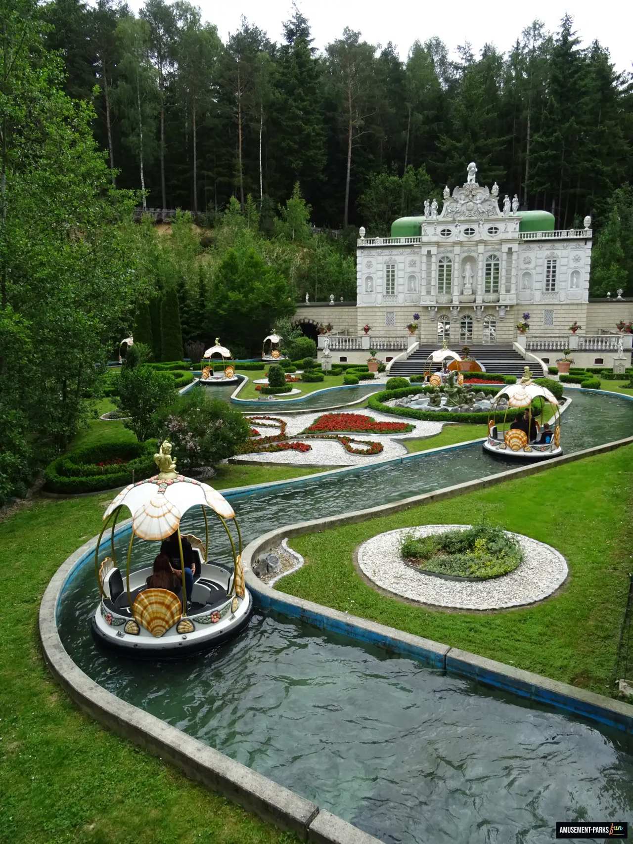 Les embarcations rondes de Rundbootfahrt suivent le parcours paysager de Bayern-Park.