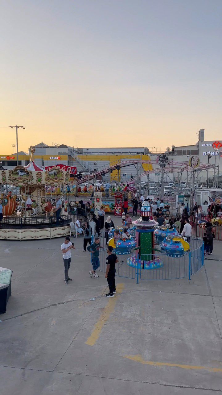 la animada zona central de Adapark Lunapark con varias atracciones de colores