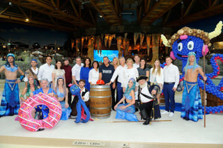 Guests, the Mack family, performers and Snorri at Rulantica’s opening in November 2019.