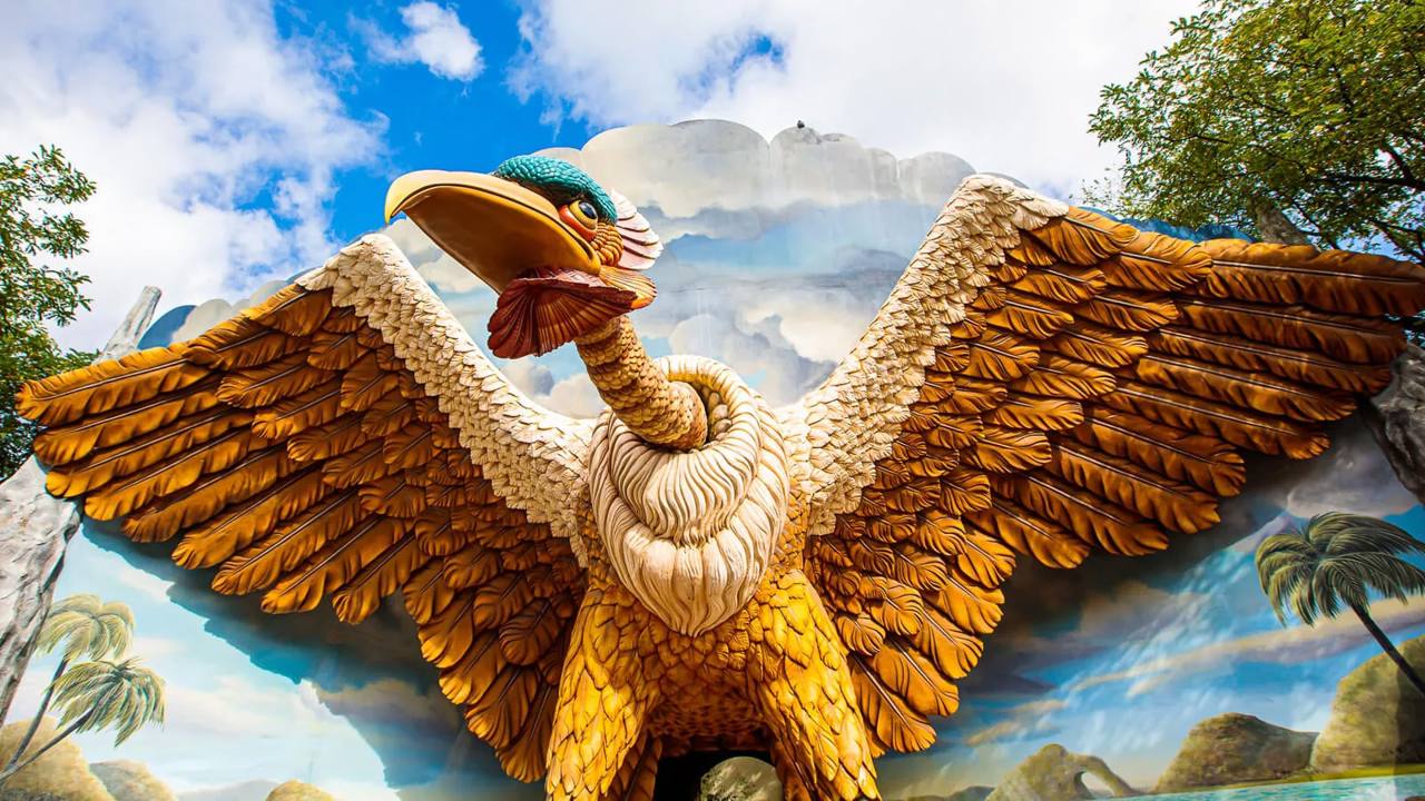 The giant Roc spreads its wings above the entrance to Vogel Rok.