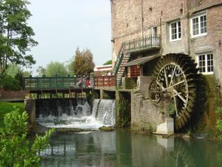 Le Moulin de la Tour à Dennlys Parc, cœur historique du site.