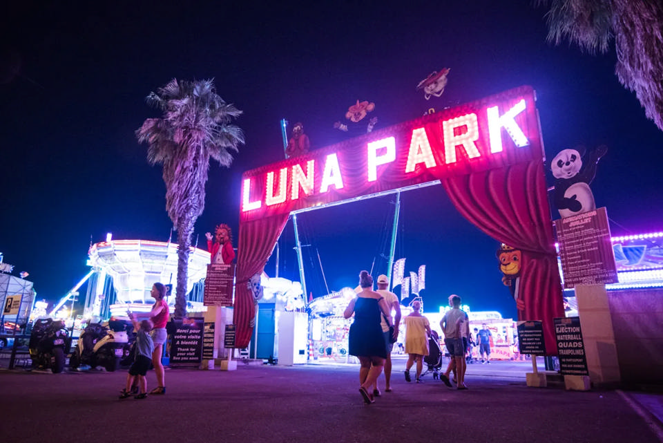 Arco luminoso di Star Wars all’ingresso del Luna Park d’Argelès