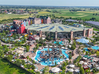 Aerial view encompassing Rulantica’s indoor hall, outdoor pools, Svalgurok and Hotel Krønasår.