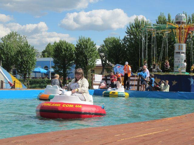 Bumper Boat Pool a Park Skazok.