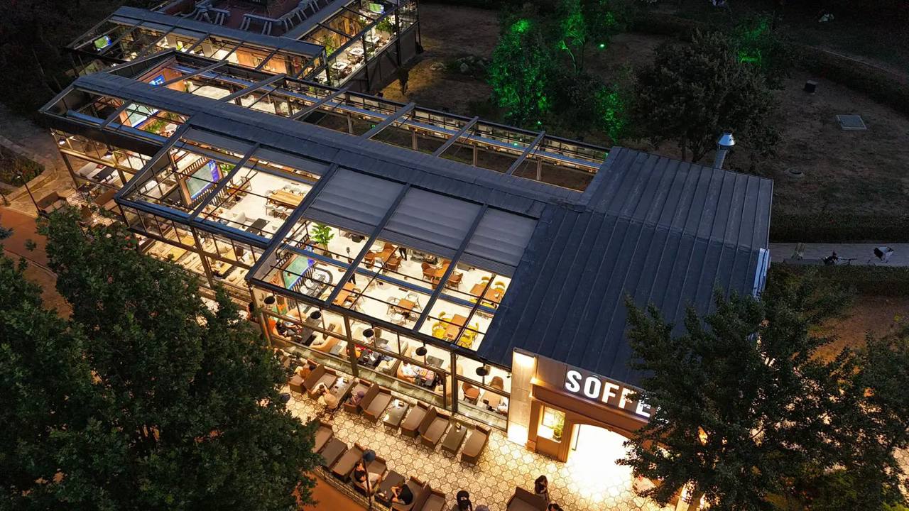 Área de mesas do Soffee Lounge no ParkAda.