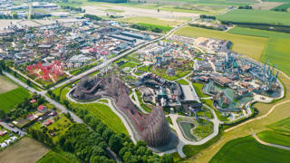 Vista aérea da Energylandia com a estrutura de madeira da Zadra, a roda-gigante e as áreas temáticas espalhadas pelo recinto.
