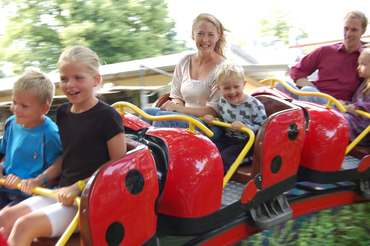 Wagen von Mariehønen auf der Familienachterbahn in Bakken.