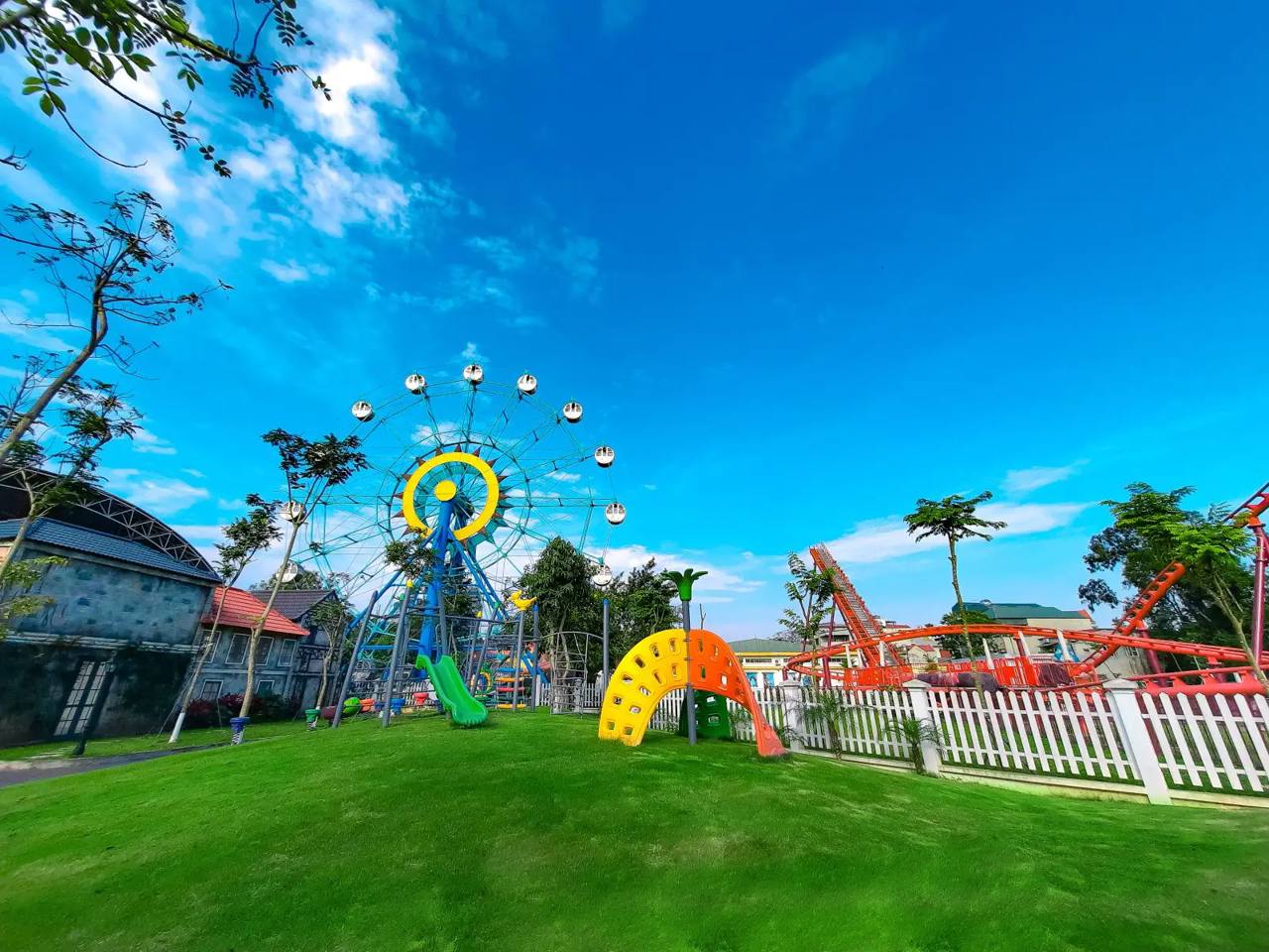 Veduta di Đu quay mặt trời al Bao Son Paradise Park.