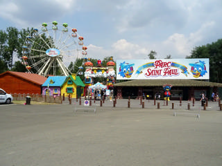 L’entrée extérieure de Parc Saint Paul avec la grande roue visible derrière l’enseigne