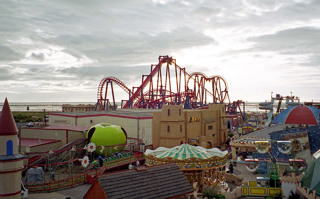Vista elevada do Southport Pleasureland em 2001, abrangendo grande parte das atrações.