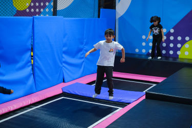 Zone de trampolines indoor à 360 Play Bahrain.