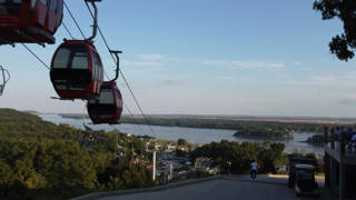 Cabinas do Grafton SkyTour ligam a cidade ao topo do Aerie’s Resort & Winery acima do rio.
