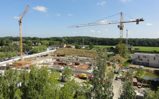 Obra de Bellewaerde Aquapark em 2018 com a estrutura do edifício ainda em construção