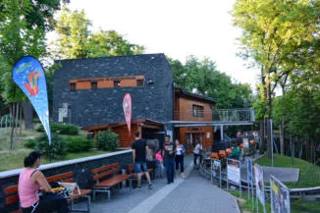 Entrée et panneau du parc im Balatonboglár Bobpálya és Kalandpark.