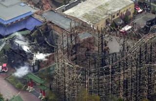 Imagem de arquivo da estrutura queimada da montanha-russa após o incêndio de 2001 no Phantasialand.