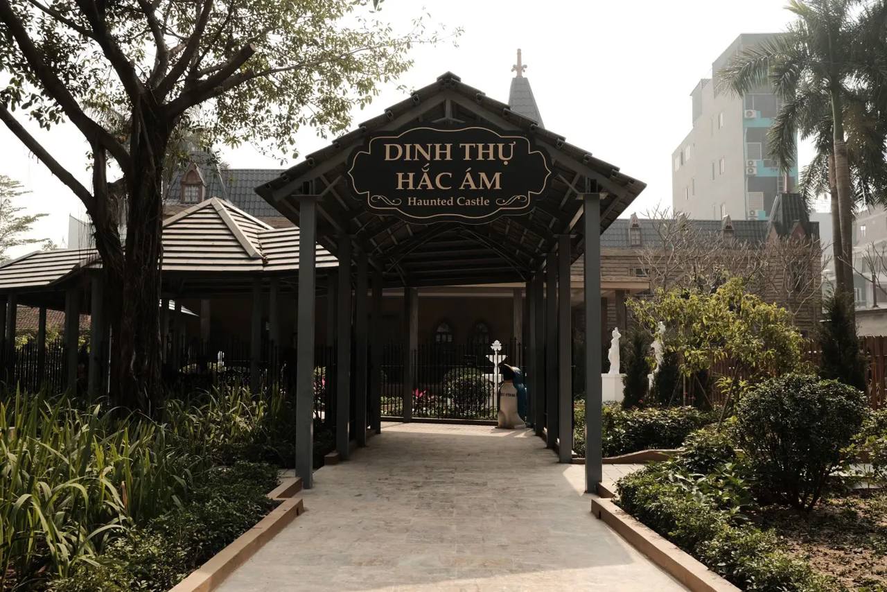 Vista de The Villa – Dinh thự hắc ám en Bao Son Paradise Park.
