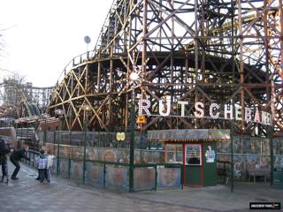 Estrutura de madeira da Rutschebanen em Bakken.