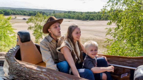 Cheyenne River beginnt als Fahrt auf dem Wasser zwischen Felsen und Canyonkulissen, bevor der Verlauf deutlich größer wird.