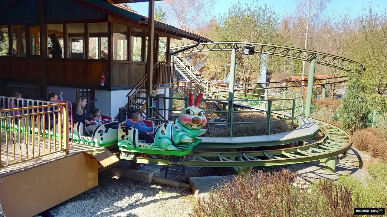 El tren de Raupenachterbahn sobre su recorrido en Bayern-Park.