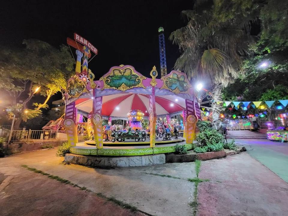 Carrusel iluminado y atracciones de Alanya Lunapark de noche