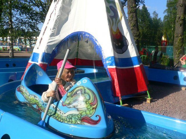 Atração Canoe no Park Skazok.
