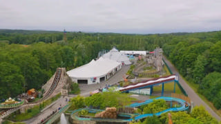 Vue aérienne de Parc Saint Paul au milieu de la forêt, avec ses montagnes russes et ses attractions aquatiques