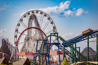 Roda-gigante e várias montanhas-russas acima da Energylandia.