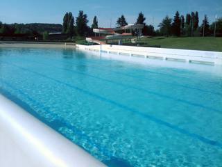 Vue de la piscine à vagues de l’ancienne base de loisirs d’Étampes en juillet 2009.