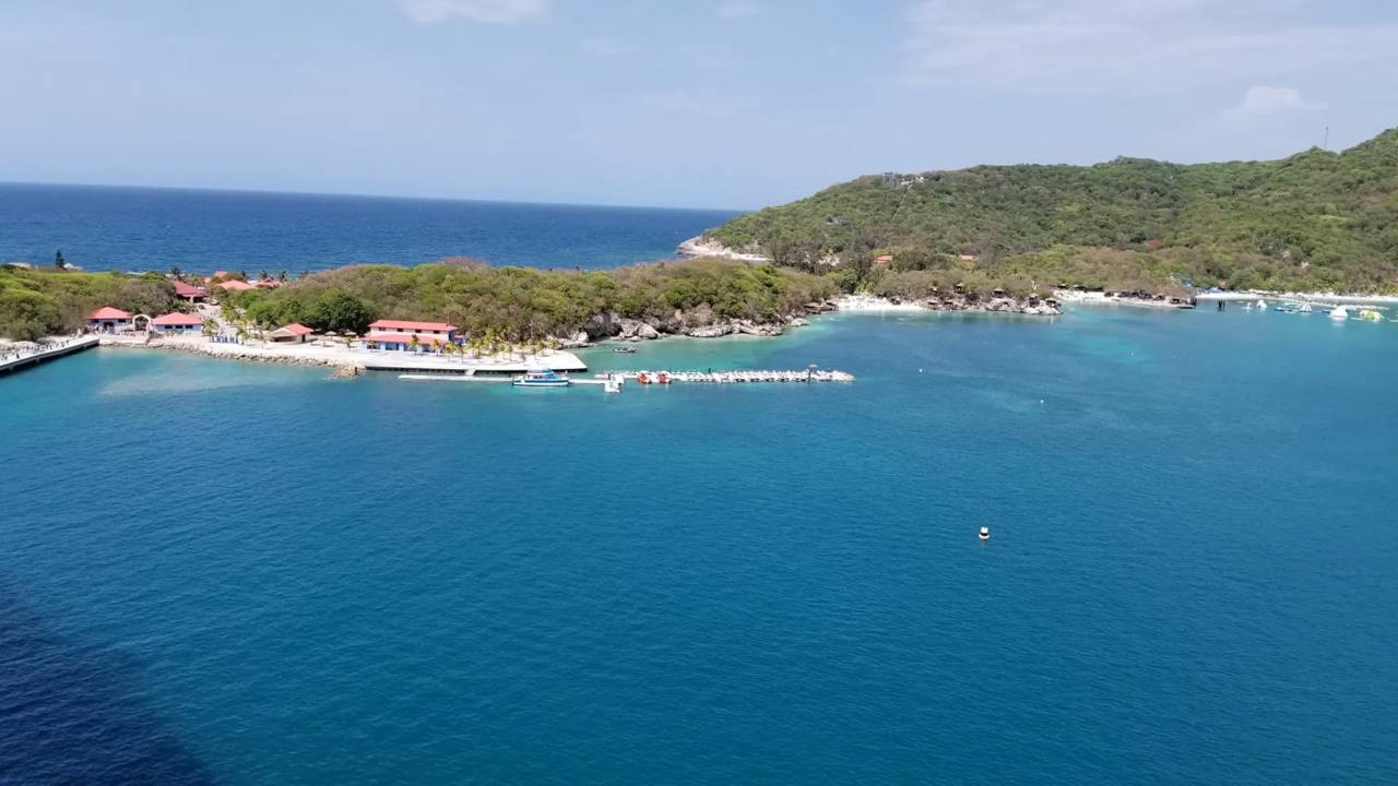 Luftaufnahme der Bucht und Küste von Labadee.