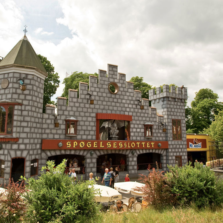 Official visual of Spøgelsestoget at Bakken.