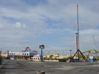 Panorama do Pleasureland em 2005 com várias atrações e edifícios da frente marítima.