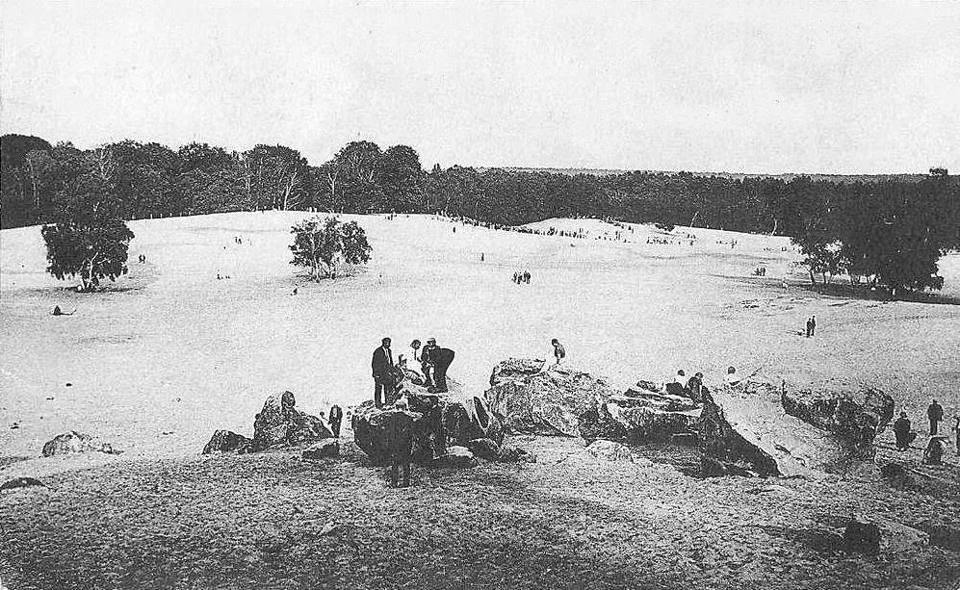 La Mer de Sable around 1910, when the dune was still an excursion site in the Ermenonville forest.
