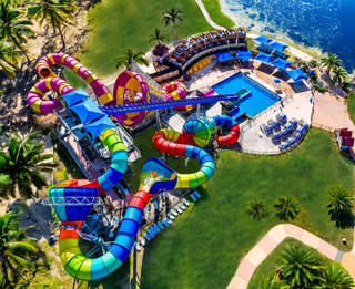 Vista aérea dos escorregas, piscinas e espaços verdes do Adventure Park Geelong.