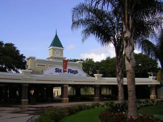 Arco vermelho do AstroWorld sobre a entrada principal em junho de 2004
