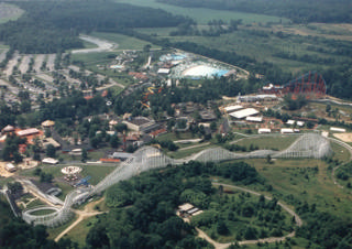 Vista aérea do Adventure World em 1996, com Wild One, o parque aquático e os bairros arborizados.