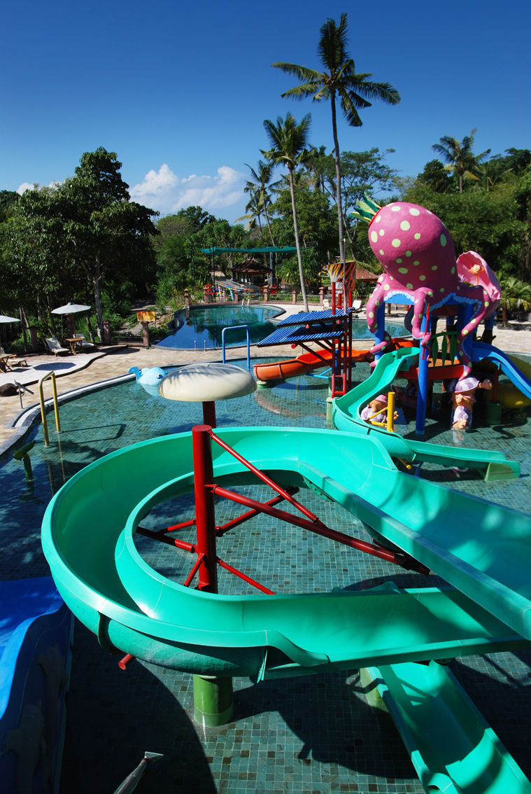 Escorregas e piscina na área aquática do Bali Safari Park.