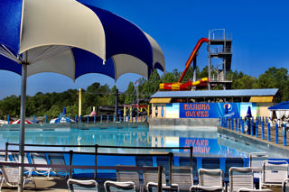 Vista general de Kahuna Wave Pool con los toboganes de Splash Adventure al fondo.