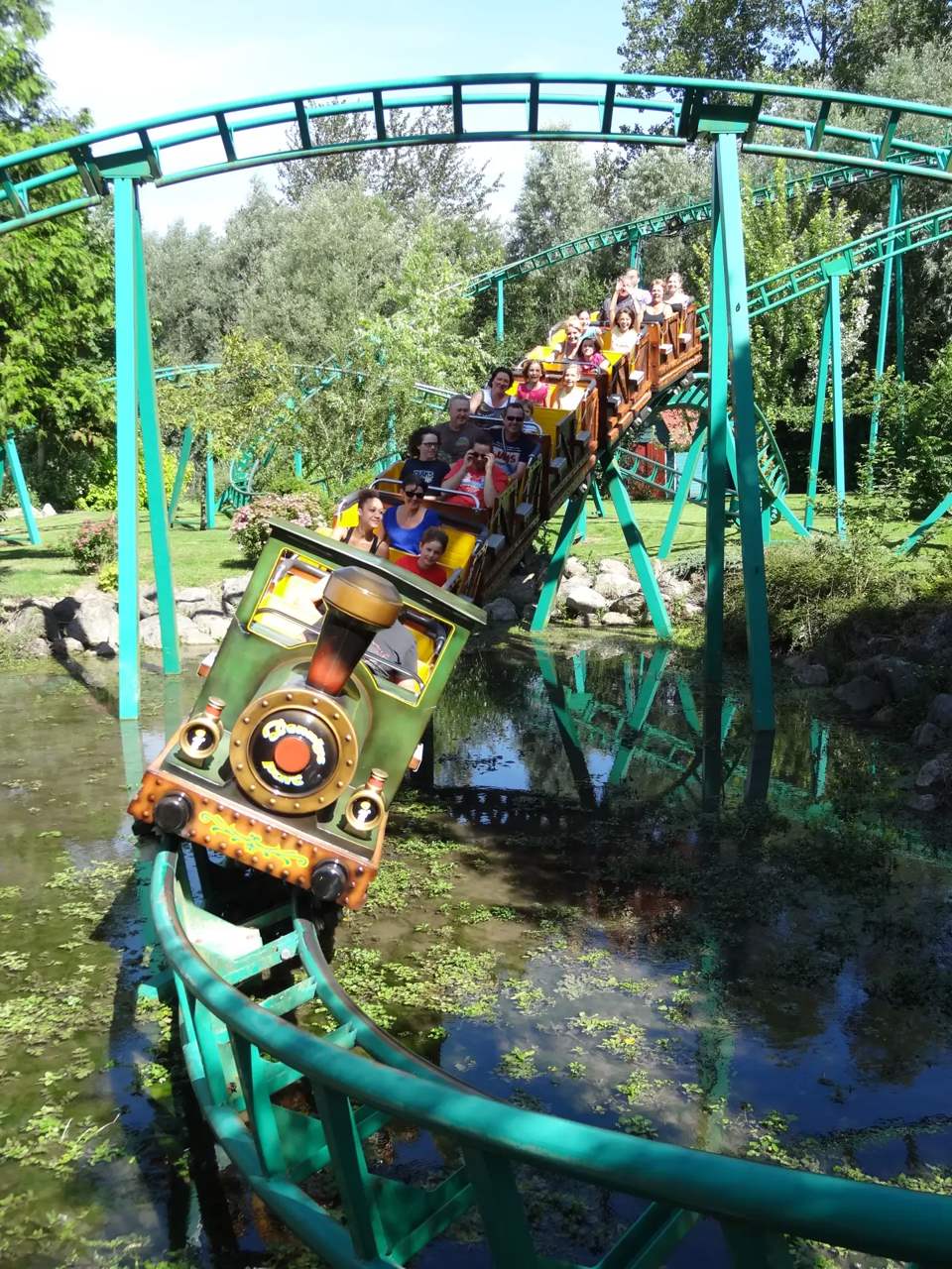 Le Furio, ouvert au début des années 2000, marque une étape importante dans l’offre de sensations du parc.