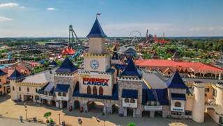 Vista aérea da entrada da Energylandia com o vasto parque ao fundo.
