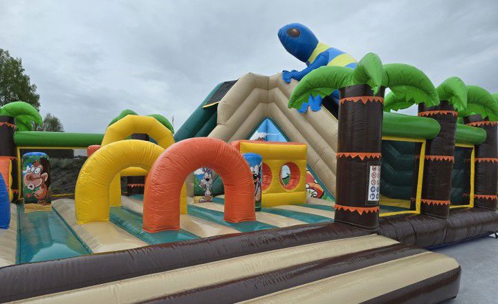 Blick auf Inflatable attraction Safari im ABpark.