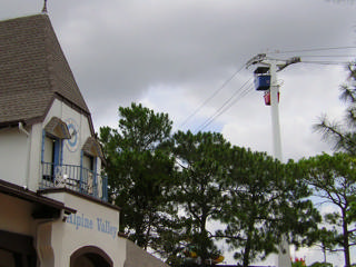 Cabina do AstroWay sobre o edifício e as árvores de Alpine Valley no AstroWorld