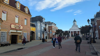 Main Street 1776 durante a última época de Six Flags America, entre fachadas de tijolo e calçada.