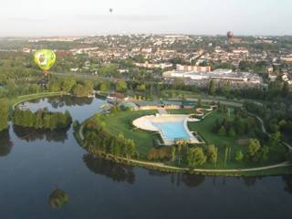 Vista aérea de la Île de loisirs d’Étampes, el lago y la piscina de olas.