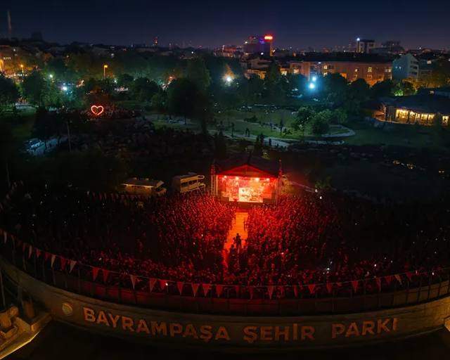 The lake, amphitheatre and Armonia Ada illustrate the different roles combined within today’s park.