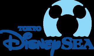 Logótipo azul do Tokyo DisneySea com a AquaSphere e a silhueta do Mickey