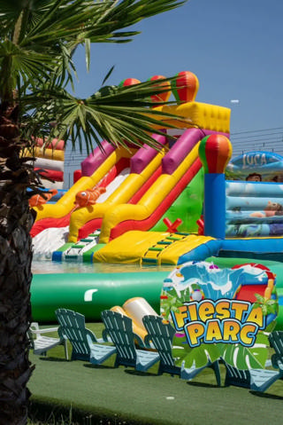 Uitzicht op het watergedeelte van Fiesta Parc met baden en glijbanen.