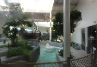 Rio lento rodeado de plantas no interior do Bellewaerde Aquapark.