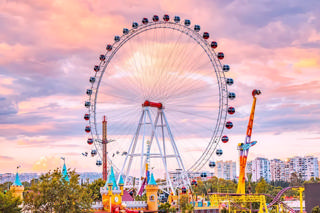 Vue générale at Aktur Park: ride lights shape the evening scene.