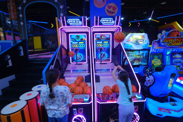 Zone de jeux d’arcade à 360 Play Bahrain.