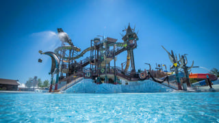 Wide view of the Svalgurok water fortress with its towers, slides and outdoor water effects.